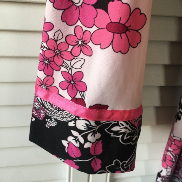 Floral and paisley thigh-length robe in black and shades of pink. - Picture 3 of 5